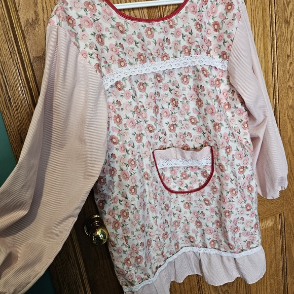 Floral smock or apron - Picture 3 of 7